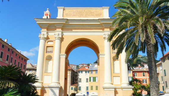 Vista dell'Arco della Regina Margherita di Spagna in piazza a Finale Ligure (SV)